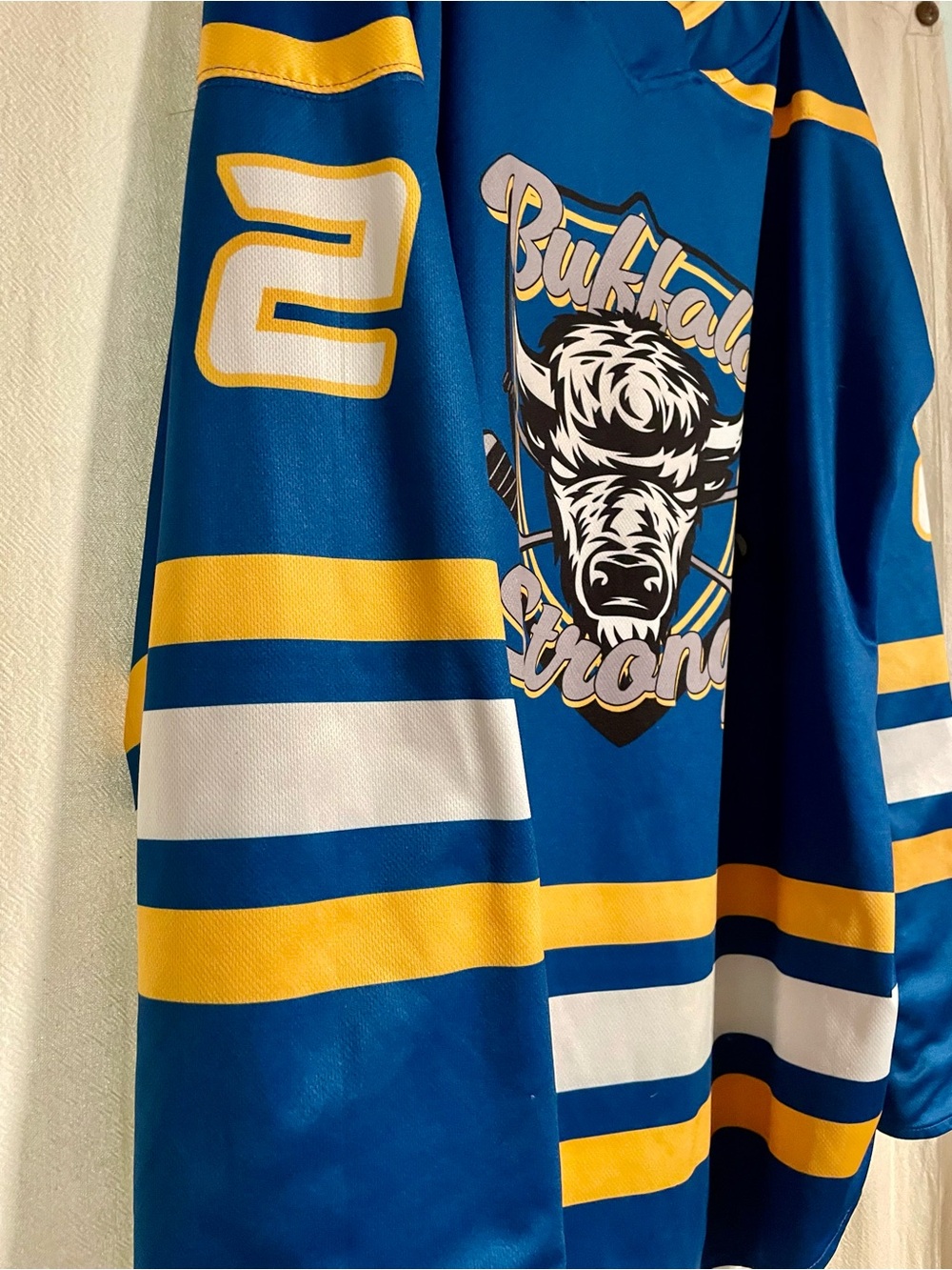 Men’s XL Buffalo Sabres 'Buffalo Strong' Tournament Hockey Jersey - Picture 4 of 10